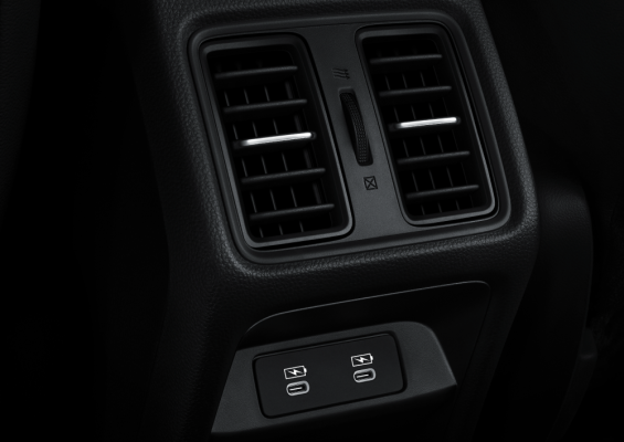 REAR AIR CONDITIONING VENTILATION WITH 2 TYPE‑C PORTS